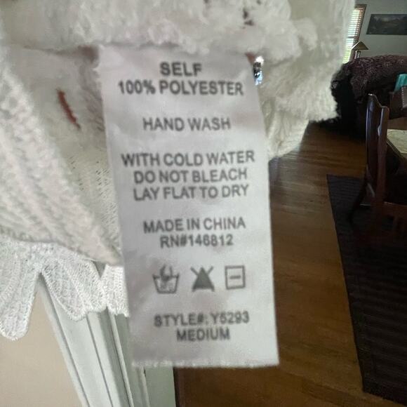 Caution to the Wind floral Applicae top. - Picture 3 of 7